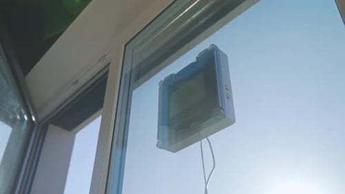 Fensterreinigungsroboter auf Glasoberfläche
