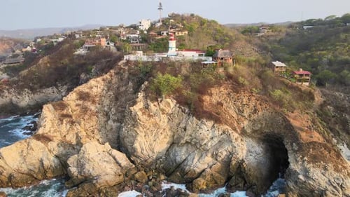 Au lever du soleil, vous vous approchez d'un petit phare et d'une falaise