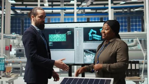 Investidores apertando as mãos fechando negócio após analisarem relatórios de tecnologia solar