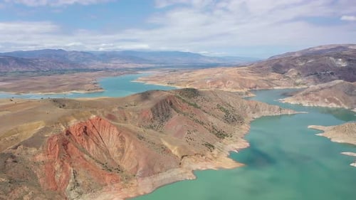 Vue aérienne du lac Dam et des montagnes