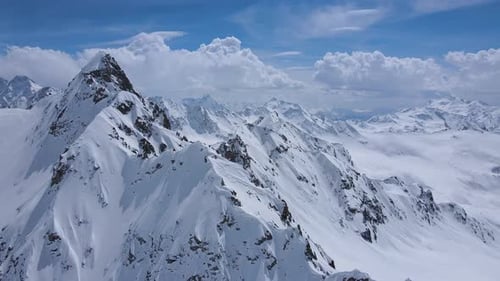 Luftbild zeigt verschneite Berge Ruhige, große schneebedeckte Berge, die frostige Pracht und Natur verkörpern