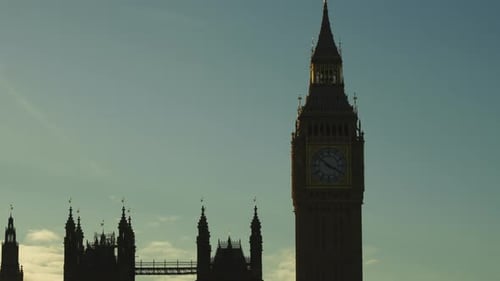 Panorama do Big Ben em Westminster, Londres, durante o pôr do sol em um dia ensolarado.