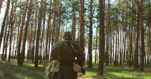 Mann, verkleidet als russischer sowjetischer Infanterie-Soldat der Roten Armee des Zweiten Weltkriegs, rennt mit Gewehr