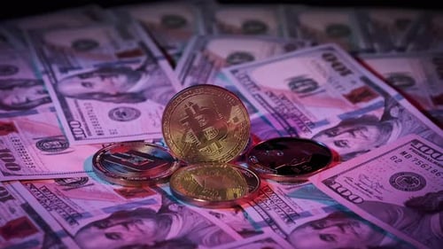 Bitcoin, BTC et Altcoins sur fond de billets de banque en dollars Fiat, pivotent en gros plan