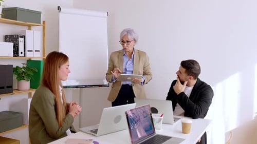 Geschäftsfrau ist wegen schlechter Geschäftsergebnisse von ihrem Team enttäuscht