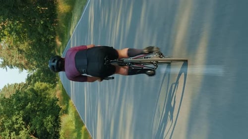 Fitness-Frau fährt Fahrrad. Video zum vertikalen Radfahren