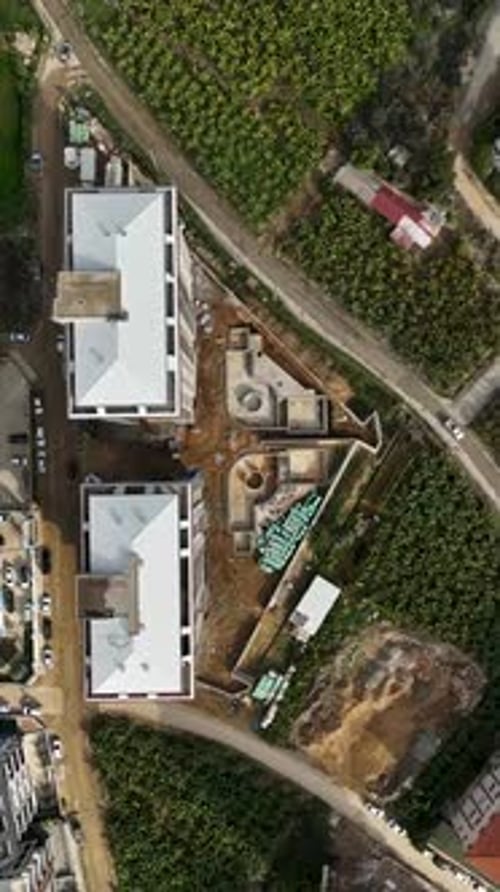 Vídeo vertical del progreso de la construcción: descarga de varillas metálicas para andamios
