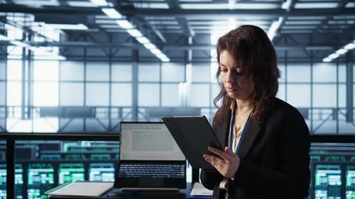 Administrateur dans un centre de données utilisant la technologie d'intelligence artificielle sur tablette