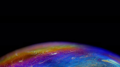 Mehrschichtiger Regenbogenfilm Sphärische Abstraktion von irisierenden blauen, gelben und roten Farben mit weichen