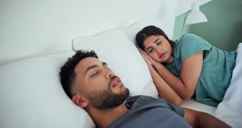 Ronfler, couple et frustration à cause du bruit au lit à cause de l'apnée du sommeil, des sons gênants et du réveil du mari