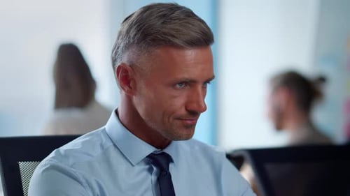 Un homme d'affaires inquiet secoue la tête, ne touche pas les tempes et souffre de stress au travail