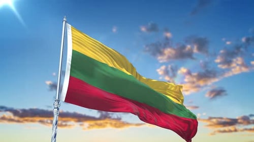 Realistisch wehende Flagge Litauens mit Himmel