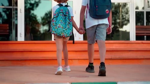 Estudantes de perto caminhando para o ensino fundamental, fundamental e médio, de volta às aulas