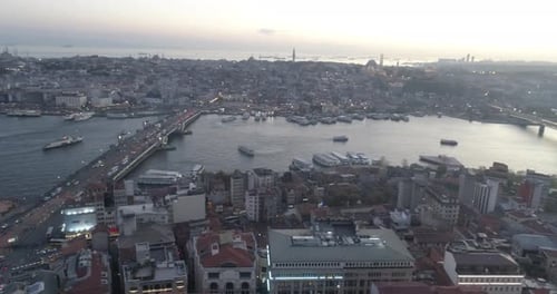 schwenken Sie eines Abends zur Goldenen Hornbrücke in Istanbul