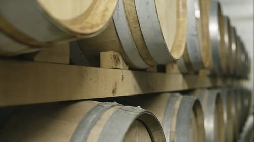 Eichenfässer für Whiskey Dolly Motion