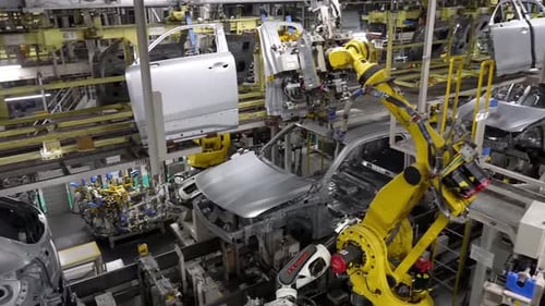 Karosserien bewegen sich auf dem Förderband. Roboterproduktion in einer Automobilfabrik
.