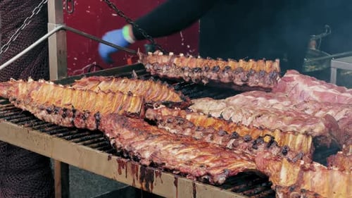 Gegrillte Schweinerippchen auf dem Flaming Grill