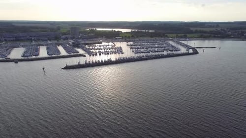 Parkplatz am Bootssteg, Luftaufnahme der am Dock geparkten Boote. Blick auf den Sonnenuntergang vom Bootssteg.