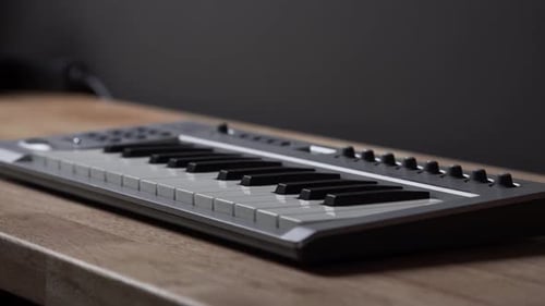 Langsames Heranzoomen auf einem MIDI-Keyboard von der Seite