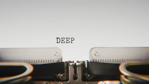 Ancienne machine à écrire mécanique tapant Deep Learning en gros plan.