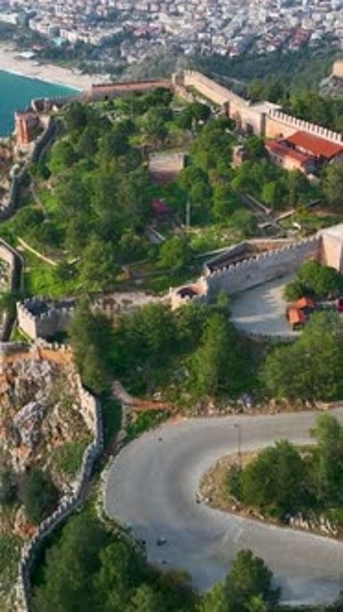 Vidéo verticale : impressionnante découverte aérienne de l'ancienne forteresse à Alanya depuis un cabriolet