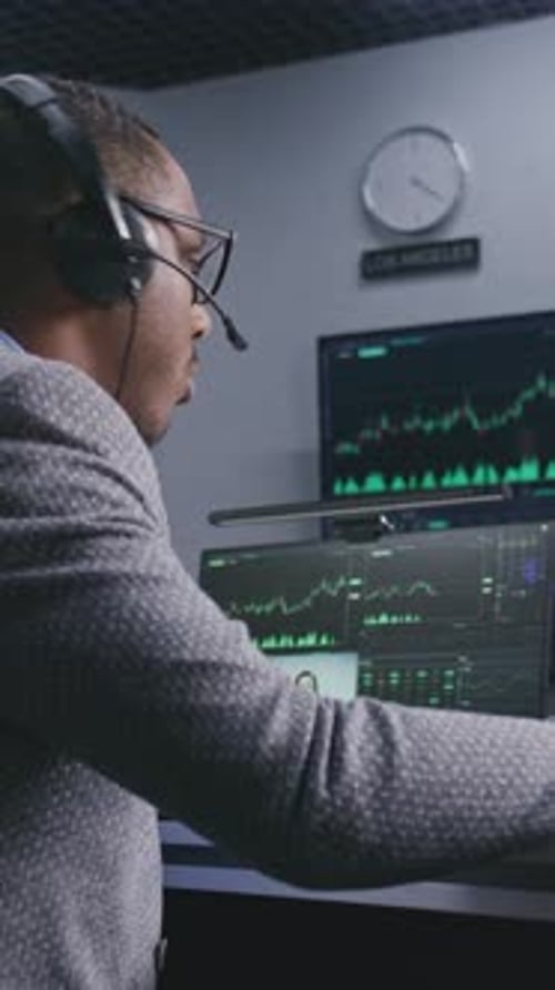 Afroamerikanischer Investor mit Stift in der Hand