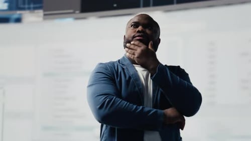 Ingeniero afroamericano que analiza el lenguaje de programación para la automatización