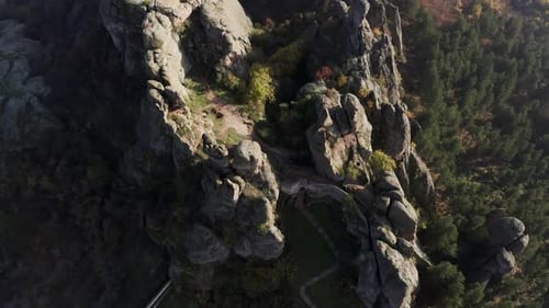 Drone planant au-dessus des rochers de Belogradchik et s'éloignant lentement pour révéler l'ère des montagnes des Balkans