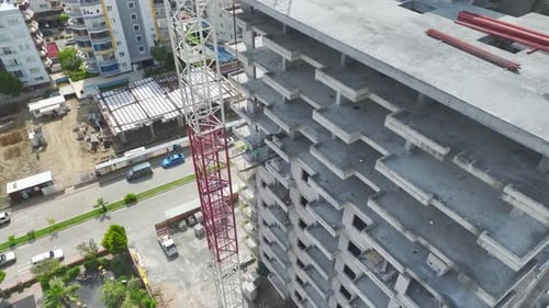 Vídeo aéreo de la construcción de un complejo residencial en curso