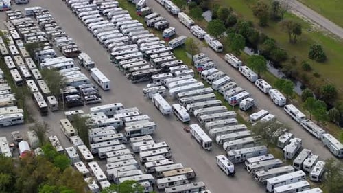 Wohnmobilhändler verkauft neue Reisemobile und Camping-Reiseanhänger in Florida, USA, Fahrzeug- und Campingbranche