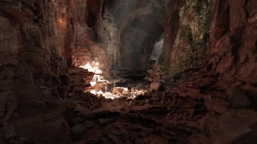 Explorando la misteriosa caverna subterránea con la luz que se filtra desde arriba