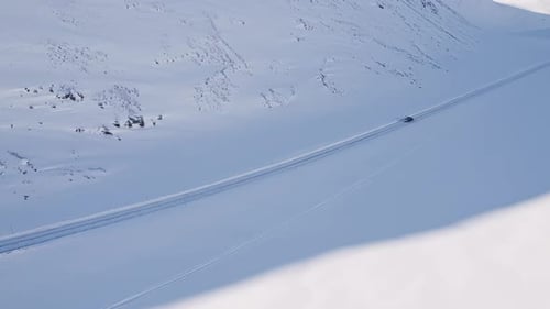 Fahren im Winter auf einer verschneiten Straße. Panoramaaussicht.