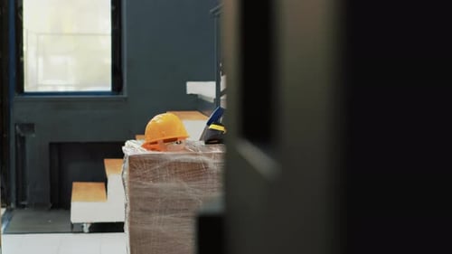 Espace de rangement vide avec boîtes sur étagères et supports