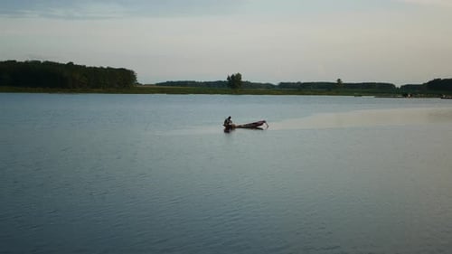 Fischernetzfische auf traditionellen Holzbooten