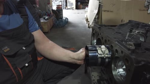 Überholung und Umbau von Dieselmotoren. Reparatur des Traktormotors