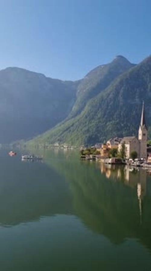 Explorez des eaux sereines et de superbes montagnes dans un cadre paisible au bord d'un lac Hallstatt, Autriche