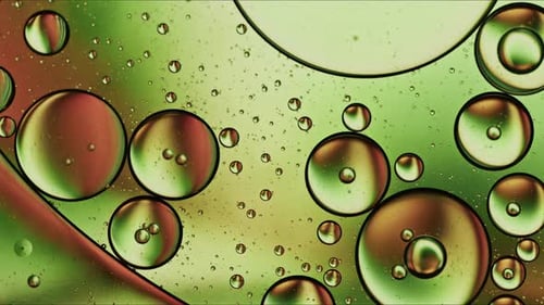 Abstrakte bunte Bio-Lebensmittelöltropfen, Blasen auf der Wasseroberfläche 111