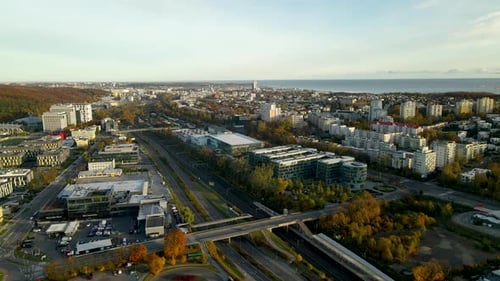 Panorama automnal de la ville de Gdynia avec les bâtiments du parc scientifique et technologique de Poméranie à Gdynia au lever du soleil,