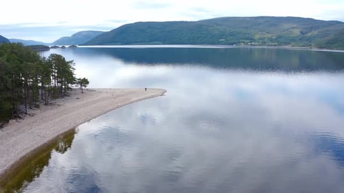 Vue aérienne d'un grand lac et d'une vallée dans le Telemark en Norvège