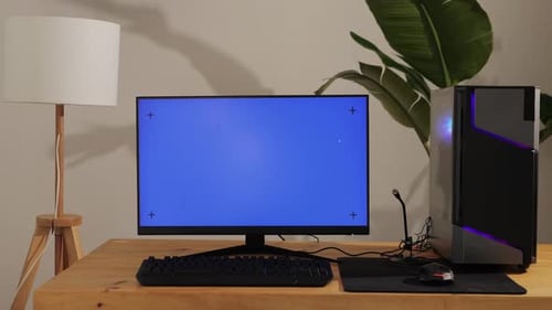 Computer mit Chroma Key, grünem Bildschirm auf dem Monitor, Gamer Man spielt in beliebten Videospielen, Programmierer