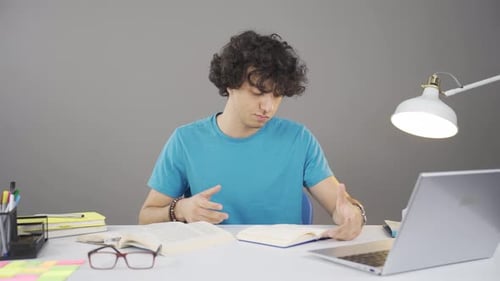 Nachdenklicher männlicher Student.