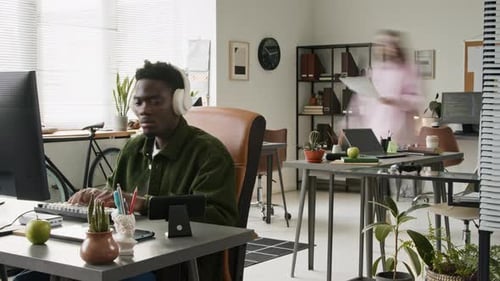 Timelapse de deux développeurs de logiciels différents travaillant ensemble au bureau