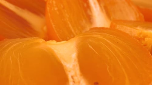 Auf einem Steinbrett rotieren frische reife Kakischeiben.