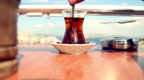 Türkischer Tee mit Blick auf Istanbul