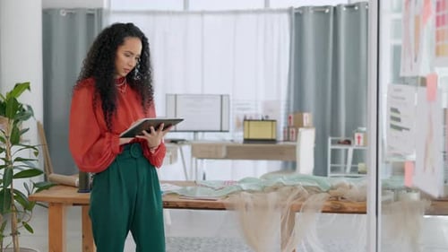 Schwarze Frau, Tablet und Planung im Modegeschäft, Marketing oder Projektplan bei Workshop