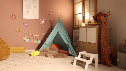 Notes en papier colorées accrochées au mur brun près d'un wigwam et d'un pouf dans une élégante chambre d'enfant