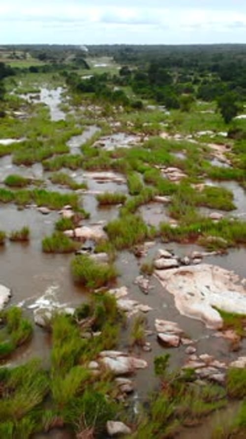 Drohne erfasst Luftbilder der fließenden Flussumgebung, die Flusskanäle und Überschwemmungsgebiete zeigen