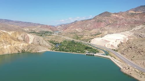 Vue aérienne des montagnes et de l'autoroute du lac Dam