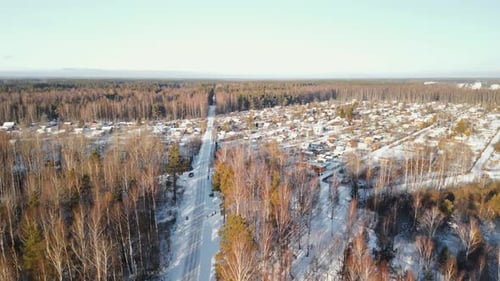 Uma paisagem nevada de tirar o fôlego e serena, com uma floresta pacífica e uma vila encantadora durante