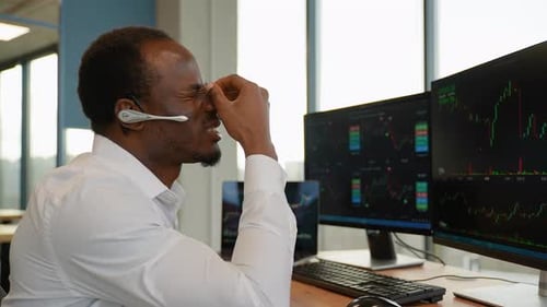 Müder, überarbeiteter schwarzer Kryptohändler mit Kopfschmerzen, Geldverlust, Scheitern, Konkurs